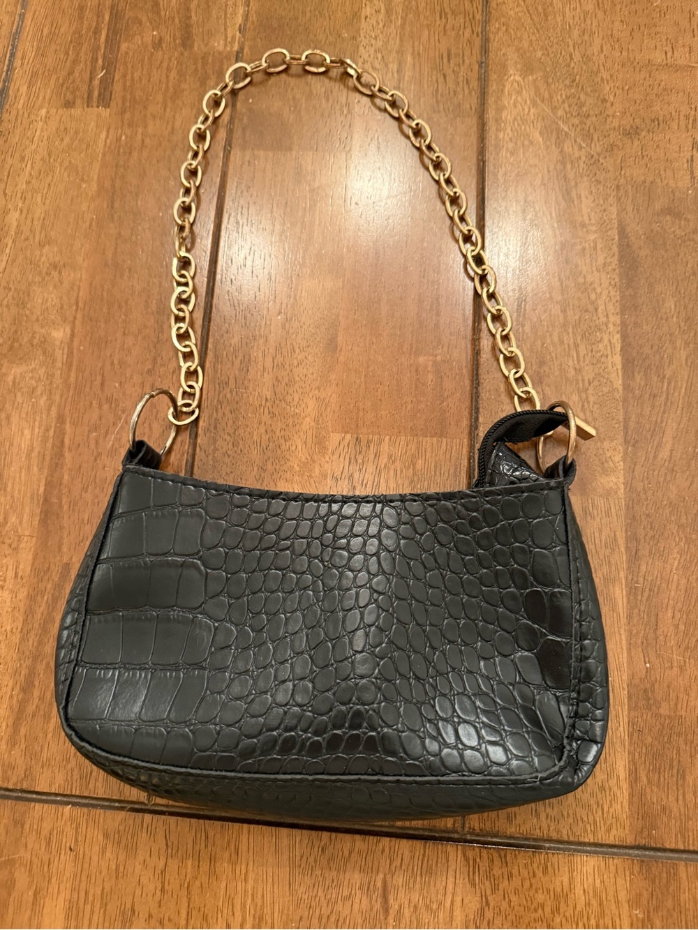 Black Croc-Embossed Shoulder Bag with Gold Chain night out preppy city vibes